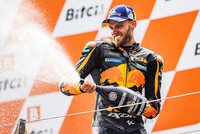 2. Sieg für Brad Binder auf KTM in einem dramatischen Regenrennen in der Steiermark 2. Sieg für Brad Binder auf KTM in einem dramatischen Regenrennen in der Steiermark