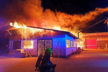 Löscharbeiten der Feuerwehren Löscharbeiten der Feuerwehren