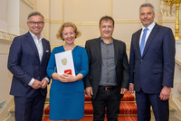 V. l.: Staatssekretär Magnus Brunner, Christina Maria Riedl, Tuncay Riedl-Yildirim, Minister Karl Nehammer. V. l.: Staatssekretär Magnus Brunner, Christina Maria Riedl, Tuncay Riedl-Yildirim, Minister Karl Nehammer.