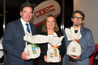Das Bschoad Pinkerl feiert sein 10-Jahr-Jubiläum Das Bschoad Pinkerl feiert sein 10-Jahr-Jubiläum: v. l. WKO-Obmann Klaus Aitzetmüller, WKOÖ-Vizepräsidentin Angelika-Sery Froschauer, „Mister Bschoad Binkerl“ Thomas Höfer.