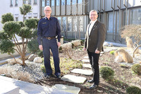 BGM Ing. Rudolf Scharinger bedankt sich stellvertretend bei KontrInsp Martin Thalmann, dem Leiter der Trauner Stadtpolizei BGM Ing. Rudolf Scharinger bedankt sich stellvertretend bei KontrInsp Martin Thalmann, dem Leiter der Trauner Stadtpolizei