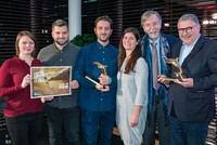 v.l.n.r.: Erna Miesenberger (Linz Tourismus), Dinko Draganovic und Sinisa Vidovic von Forafilm, Elisabeth Stephan (Linz Tourismus), Alexander V. Kammel (Österreichisches Filmservice) und Tourismusdirektor Georg Steiner mit dem begehrten Goldenen Delphin. v.l.n.r.: Erna Miesenberger (Linz Tourismus), Dinko Draganovic und Sinisa Vidovic von Forafilm, Elisabeth Stephan (Linz Tourismus), Alexander V. Kammel (Österreichisches Filmservice) und Tourismusdirektor Georg Steiner mit dem begehrten Goldenen Delphin.