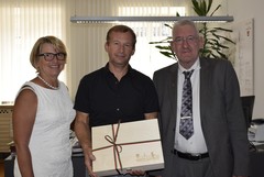 Bürgermeisterin Maria Pachner und Stadtamtsleiter Mag. Adolf Hehenberger (re.) gratulieren Oberamtsrat Christian Braun zum 35-jährigen Dienstjubiläum. Bürgermeisterin Maria Pachner und Stadtamtsleiter Mag. Adolf Hehenberger (re.) gratulieren Oberamtsrat Christian Braun zum 35-jährigen Dienstjubiläum.