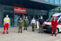 Vertreter der Feuerwehr und Roten Kreuz vor der Impfstraße in Bad Hall Vertreter der Feuerwehr und Roten Kreuz vor der Impfstraße in Bad Hall