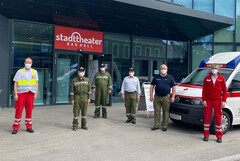 Vertreter der Feuerwehr und Roten Kreuz vor der Impfstraße in Bad Hall Vertreter der Feuerwehr und Roten Kreuz vor der Impfstraße in Bad Hall