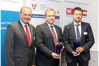 Cross Border Awards 2017 Die oö. Preisträger Hermann Würflingsdobler (E. Doppler & Co GmbH), Christoph Schöndorfer (GF CoLT Prüf und Test GmbH) und Laudator WKO-Braunau-Obmann Klemens Steidl (v.r.).