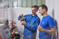 Neuer Ausbildner im DANA Team: Metalltechnik-Lehrlingsausbildner Mario Höller (re.) mit Lehrling Nico Jetzinger im 2. Lehrjahr Neuer Ausbildner im DANA Team: Metalltechnik-Lehrlingsausbildner Mario Höller (re.) mit Lehrling Nico Jetzinger im 2. Lehrjahr