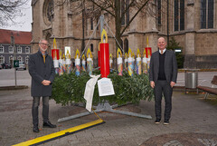 Bürgermeister Mag. Bernhard Ruf mit einem Vertreter der Diakonie beim Adventkranz in Bad Hall Bürgermeister Mag. Bernhard Ruf mit einem Vertreter der Diakonie beim Adventkranz in Bad Hall