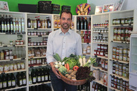 Wer saisonale Produkte aus der Region kauft, sichert die hohe Qualität, die unsere Bauern täglich auf den Tisch bringen, ist NR Klaus Lindinger überzeugt. Wer saisonale Produkte aus der Region kauft, sichert die hohe Qualität, die unsere Bauern täglich auf den Tisch bringen, ist NR Klaus Lindinger überzeugt.