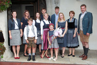 Bürgermeister Mag. Werner Krammer (r.) und Trachten-Designerin Christa Steinauer (2.v.r.) mit den Models der Modenschau. Bürgermeister Mag. Werner Krammer (r.) und Trachten-Designerin Christa Steinauer (2.v.r.) mit den Models der Modenschau.
