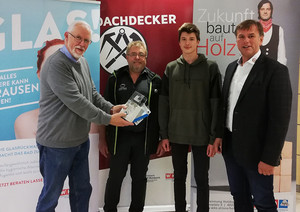 Siegfried Seidl (l.), Berufsgruppensprecher der Glaser, Wilhelm Strasser (2. v. l.), Lehrlingswart der Dachdecker und Spengler, und Josef Frauscher (r.), Landesinnungsmeister Holzbau, übergaben den Hauptpreis an Dominik Haider aus Perg. Siegfried Seidl (l.), Berufsgruppensprecher der Glaser, Wilhelm Strasser (2. v. l.), Lehrlingswart der Dachdecker und Spengler, und Josef Frauscher (r.), Landesinnungsmeister Holzbau, übergaben den Hauptpreis an Dominik Haider aus Perg.