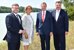 Landesrat Dipl.-Ing. Ludwig Schleritzko, Landeshauptfrau Mag.a Johanna Mikl-Leitner, Landeshauptmann Mag. Thomas Stelzer und Landesrat Mag. Günther Steinkellner (v.l.) vor der alten Donaubrücke in Mauthausen. Landesrat Dipl.-Ing. Ludwig Schleritzko, Landeshauptfrau Mag.a Johanna Mikl-Leitner, Landeshauptmann Mag. Thomas Stelzer und Landesrat Mag. Günther Steinkellner (v.l.) vor der alten Donaubrücke in Mauthausen.