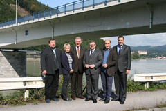 Die Donaubrücke Grein wird 50 Jahre alt Franz Kriener (Bgm. von Neustadtl an der Donau), Ing.in Tanja Neudorfhofer (Vizebgm. von Grein), Landtagspräsident KommR Viktor Sigl, Landesrat Ludwig Schleritzko, DI Johannes Pressl (Bgm. von Ardagger), DI Josef Decker (NÖ Straßenbaudirektor).
