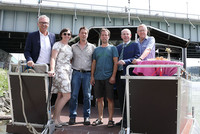 LEADER Obmann BGM. Andreas Fazeni, Geschäftsführerin Sigrid Gillmayr, Projektinitiatoren Markus und Peter Luger, Gemeinde-Landesrat Max Hiegelsberger und Friedrich Bernhofer von der Werbegemeinschaft Donau OÖ auf dem neuen Donaubus LEADER Obmann BGM. Andreas Fazeni, Geschäftsführerin Sigrid Gillmayr, Projektinitiatoren Markus und Peter Luger, Gemeinde-Landesrat Max Hiegelsberger und Friedrich Bernhofer von der Werbegemeinschaft Donau OÖ auf dem neuen Donaubus