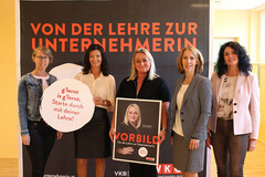 FidW Bezirksvorsitzende-Stv. Eveline Grabmann, WKOÖ-Vizepräsidentin und FidW-Landesvorsitzende Margit Angerlehner, Doris Gusenbauer, FidW-Bezirksvorsitzende Perg Bettina Wielach, FidW Bezirksvorsitzende-Stv. Anna Wöhrer (v. l.) FidW Bezirksvorsitzende-Stv. Eveline Grabmann, WKOÖ-Vizepräsidentin und FidW-Landesvorsitzende Margit Angerlehner, Doris Gusenbauer, FidW-Bezirksvorsitzende Perg Bettina Wielach, FidW Bezirksvorsitzende-Stv. Anna Wöhrer (v. l.)