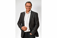 Dr. Rimpler freut sich über die internationale Auszeichnung. Dr. Rimpler freut sich über die internationale Auszeichnung.