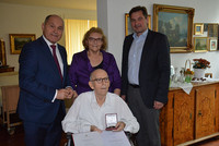 Nationalratspräsident Wolfgang Sobotka, Inge Janda (Ehefrau von Walter Koch) und Bürgermeister Mag. Werner Krammer mit Prof. Dr. Walter Koch, dem Träger des Österreichischen Ehrenkreuz für Wissenschaft und Kunst 1. Klasse Nationalratspräsident Wolfgang Sobotka, Inge Janda (Ehefrau von Walter Koch) und Bürgermeister Mag. Werner Krammer mit Prof. Dr. Walter Koch, dem Träger des Österreichischen Ehrenkreuz für Wissenschaft und Kunst 1. Klasse