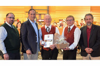 Werner Parzer (Mitte) bekam die "Verdienstmedaille in Gold" der Marktgemeinde von Bgm. Erwin Stürzlinger, Hannes Ziegelböck und Norbert Fischer. Als erster Gratulant stellte sich Markus Baumgartner (1.v.li.) vom OÖBV ein. Werner Parzer (Mitte) bekam die "Verdienstmedaille in Gold" der Marktgemeinde von Bgm. Erwin Stürzlinger, Hannes Ziegelböck und Norbert Fischer. Als erster Gratulant stellte sich Markus Baumgartner (1.v.li.) vom OÖBV ein.