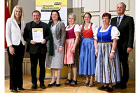 Landesrätin Mag. Christine Haberlander (l.) und HR Dr. Heinrich Gmeiner (r.) gratulierten DI Josef Stummer und seinem Team Landesrätin Mag. Christine Haberlander (l.) und HR Dr. Heinrich Gmeiner (r.) gratulierten DI Josef Stummer und seinem Team