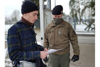 Rekrut Nedim M. checkte bei der Wache zum Fliegerhorst Vogler Rekrut Nedim M. checkte bei der Wache zum Fliegerhorst Vogler