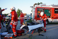 Einsatzkräfte von RK und Feuerwehr bei Großübung in St. Marienkirchen Einsatzkräfte von RK und Feuerwehr bei Großübung in St. Marienkirchen