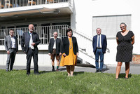 Lebenshilfe-Wohnhaus Großraming eröffnet hinten: Markus Vogl, Nationalratsabgeordneter, Leopold Bürscher, Bürgermeister von Großraming, Nationalratsabgeordneter Johann Singer, vorne: Lebenshilfe-GeschäftsführerGerhard Scheinast, Landesrätin Birgit Gerstorfer und Wohnhaus-Leiterin Hemma Hammann