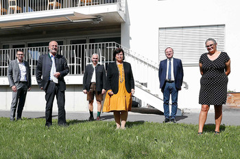 Lebenshilfe-Wohnhaus Großraming eröffnet hinten: Markus Vogl, Nationalratsabgeordneter, Leopold Bürscher, Bürgermeister von Großraming, Nationalratsabgeordneter Johann Singer, vorne: Lebenshilfe-GeschäftsführerGerhard Scheinast, Landesrätin Birgit Gerstorfer und Wohnhaus-Leiterin Hemma Hammann