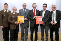 Feuerwehrausbildung bald akademisch? LBDS Robert Mayer, MSc (Landes-Feuerwehrkommandant-Stellvertreter), LBD Dr. Wolfgang Kronsteiner (Landes-Feuerwehrkommandant), LR KommR Elmar Podgorschek, LH Mag. Thomas Stelzer, Rektor Mag. Herbert Gimpl (Pädagogische Hochschule Oberösterreich), Prof. Mag. DDr. Helmut Retzl (Koordinator Berufsbildung/Feruwehrwesen PH OÖ).