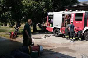 Feuerwehr bläst Frischluft in den Schweinestall und verhindert Hitzetod der Tiere Feuerwehr bläst Frischluft in den Schweinestall und verhindert Hitzetod der Tiere