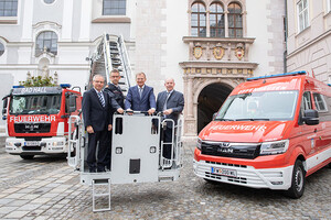 Landesrat Ing. Wolfgang Klinger, Landesfeuerwehrkommandant Robert Mayer MSc, Landeshauptmann Mag. Thomas Stelzer und Landesrat Max Hiegelsberger im Korb eines Hubrettungsfahrzeuges Landesrat Ing. Wolfgang Klinger, Landesfeuerwehrkommandant Robert Mayer MSc, Landeshauptmann Mag. Thomas Stelzer und Landesrat Max Hiegelsberger im Korb eines Hubrettungsfahrzeuges