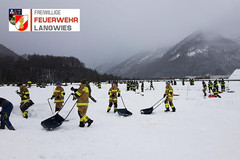 FF Langwies – Hallendach von 24.000 m³ Schnee befreit FF Langwies – Hallendach von 24.000 m³ Schnee befreit