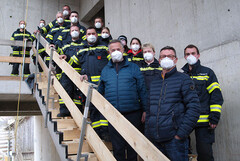Die Engelhartszeller Feuerwehrleute mit Prof. Josef Schütz (vorne links) und Bürgermeister Roland Pichler im Rohbau des Museums Die Engelhartszeller Feuerwehrleute mit Prof. Josef Schütz (vorne links) und Bürgermeister Roland Pichler im Rohbau des Museums
