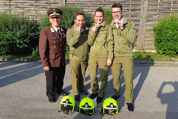 Landesfeuerwehrkommandant Dr. Kronsteiner mit den 3 "Goldenen" der FF Garsten Landesfeuerwehrkommandant Dr. Kronsteiner mit den 3 "Goldenen" der FF Garsten