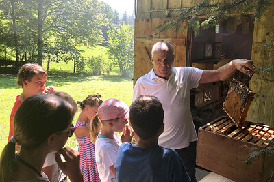 Imker Josef Grill in Mayrwinkl mit den Kids