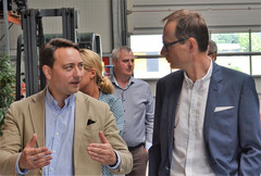 Manfred Haimbuchner bei einem Rundgang mit Geschäftsführer Franz Zechmeister in der Betriebshalle der TPI Infraworld GmbH in Frankenburg Manfred Haimbuchner bei einem Rundgang mit Geschäftsführer Franz Zechmeister in der Betriebshalle der TPI Infraworld GmbH in Frankenburg