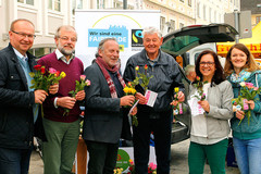 Der FAIRTRADE-Arbeitskreis Braunau verteilte fair gehandelte Rosen Der FAIRTRADE-Arbeitskreis Braunau verteilte fair gehandelte Rosen