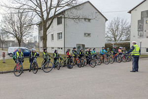 Radfahrprüfung in der VS Taufkirchen a. d. Trattnach Radfahrprüfung in der VS Taufkirchen a. d. Trattnach