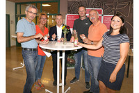 Bürgermeister Ing. Rudolf Scharinger und FAIRTRADE-Arbeitsgruppenleiter Harald Höglinger mit Mitarbeitern/-innen des Stadtamtes. Bürgermeister Ing. Rudolf Scharinger und FAIRTRADE-Arbeitsgruppenleiter Harald Höglinger mit Mitarbeitern/-innen des Stadtamtes.