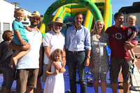 Familienfest_Krenglbach „Familienfest_Krenglbach“: Gemeindeparteiobmann Andreas Augeneder (v. li.) und LAbg. Bezirksparteiobmann Dr. Walter Aichinger freute es besonders, zwei der Kandidaten für den Nationalrat – Ing. Klaus Lindinger, BSc (Fischlham) und Vzbgm. Mag. Gabriele Aicher (Pichl) mit Familie – in Krenglbach willkommen zu heißen!