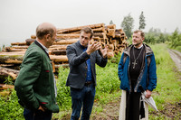 Klimalandesrat Stefan Kaineder mit Abt Reinhold Dessl und Stiftsförster Manfred Feichtinger Klimalandesrat Stefan Kaineder mit Abt Reinhold Dessl und Stiftsförster Manfred Feichtinger