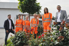 Besuch bei Ferialarbeitern in den Kommunalbetrieben – im Bild (von links): Romuald Teichmann (Verwaltung KBS), die Gärtnerinnen Katharina, Leonie und Anna, Simon – beschäftigt bei den städtischen Elektrikern, Vizebürgermeister Markus Vogl. Besuch bei Ferialarbeitern in den Kommunalbetrieben – im Bild (von links): Romuald Teichmann (Verwaltung KBS), die Gärtnerinnen Katharina, Leonie und Anna, Simon – beschäftigt bei den städtischen Elektrikern, Vizebürgermeister Markus Vogl.