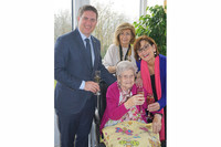 Bürgermeister Dr. Andreas Rabl und Generationen-Stadträtin Margarete Josseck-Herdt besuchen das Geburtstagskind Bürgermeister Dr. Andreas Rabl und Generationen-Stadträtin Margarete Josseck-Herdt besuchen das Geburtstagskind