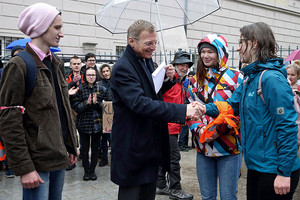 LH Thomas Stelzer nimmt den Forderungskatalog der Schüler Bernhard Schwab (HTL für Lebensmitteltechnologie), Ida Berschl (Borg Schärding) und Helena Ornetsmüller (Borg Schärding) entgegen LH Thomas Stelzer nimmt den Forderungskatalog der Schüler Bernhard Schwab (HTL für Lebensmitteltechnologie), Ida Berschl (Borg Schärding) und Helena Ornetsmüller (Borg Schärding) entgegen
