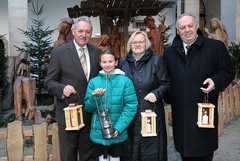 Landtagspräsident KommR Viktor Sigl, Friedenslichtkind Melanie, Dritte Landtagspräsidentin Gerda Weichsler-Hauer und Zweiter Landtagspräsident DI Dr. Adalbert Cramer. Landtagspräsident KommR Viktor Sigl, Friedenslichtkind Melanie, Dritte Landtagspräsidentin Gerda Weichsler-Hauer und Zweiter Landtagspräsident DI Dr. Adalbert Cramer.