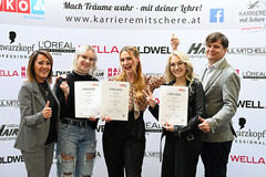 v.l.: Landesinnungsmeisterin KommR Erika Rainer, Isabella Kühnel, Juliana Wenzelhumer, Magdalena Helmberger, Lehrlingsbeauftragter Landesinnung OÖ Friseure Alexander Geisbauer MSc v.l.: Landesinnungsmeisterin KommR Erika Rainer, Isabella Kühnel, Juliana Wenzelhumer, Magdalena Helmberger, Lehrlingsbeauftragter Landesinnung OÖ Friseure Alexander Geisbauer MSc