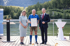 Cristina Biasetto, (Österreichische UNESCO-Kommission für immaterielles Kulturerbe), Ing. Johann Immervoll (Verein Navia; Fuhre Hallstatt) und LH Stelzer Cristina Biasetto, (Österreichische UNESCO-Kommission für immaterielles Kulturerbe), Ing. Johann Immervoll (Verein Navia; Fuhre Hallstatt) und LH Stelzer
