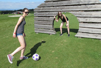 Auch Martina und Nicole hatten sichtlich Spaß beim Fußballgolf in Schiedlberg. Auch Martina und Nicole hatten sichtlich Spaß beim Fußballgolf in Schiedlberg.