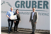 Helmut und Sandra Gruber mit Bürgermeister Christian Schöffmann Helmut und Sandra Gruber mit Bürgermeister Christian Schöffmann