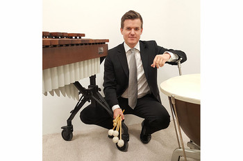 Solist an den Pauken und am Marimbaphon ist der aus Losenstein stammende Musiker Gabriel Vogelauer. Solist an den Pauken und am Marimbaphon ist der aus Losenstein stammende Musiker Gabriel Vogelauer.