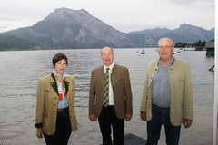 Landesrat Max Hiegelsberger mit Fischereirevierobmann Herbert Gaigg und dessen Tochter Fischereimeisterin Katharina Gaigg. Landesrat Max Hiegelsberger mit Fischereirevierobmann Herbert Gaigg und dessen Tochter Fischereimeisterin Katharina Gaigg.